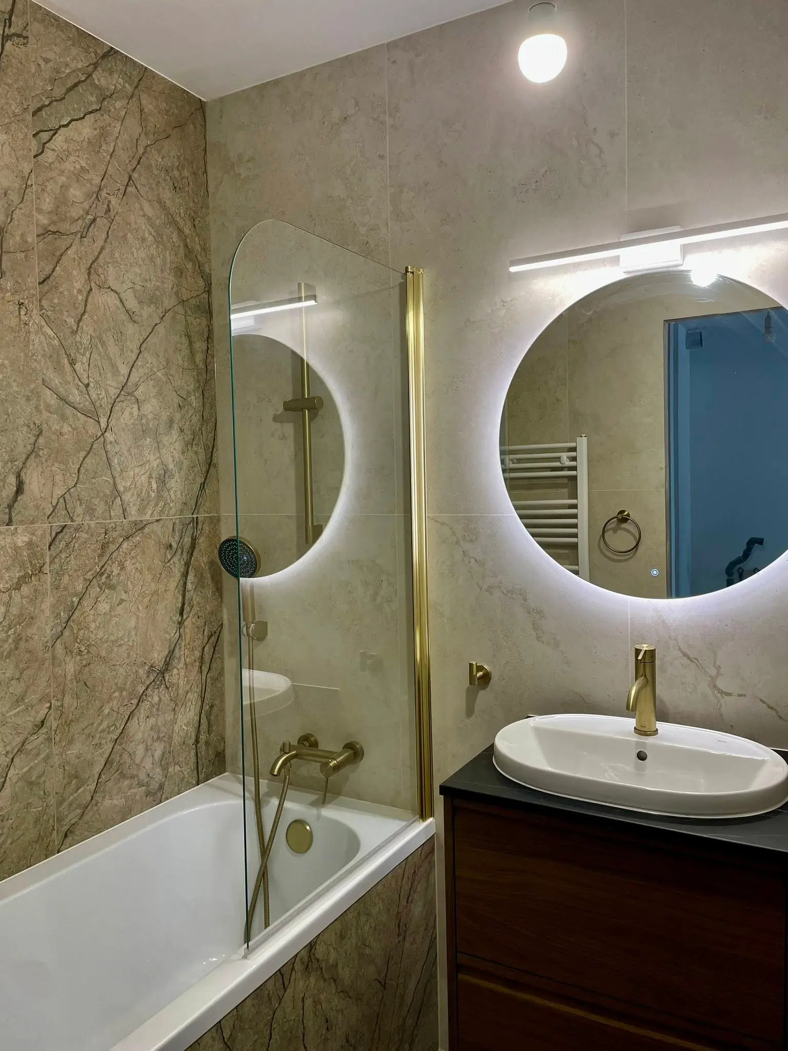 Mała łazienka z półokrągłą kabiną prysznicową z czarnymi profilami, lamele ścienne i biały montaż - fachowiec Trójmiasto